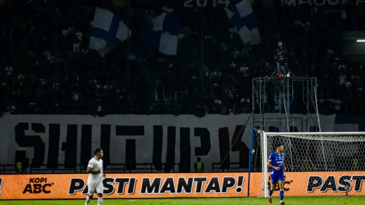 Spanduk bertuliskan Shut Up KDM terlihat pada pertandingan lanjutan BRI Super League di Stadion Gelora Bandung
