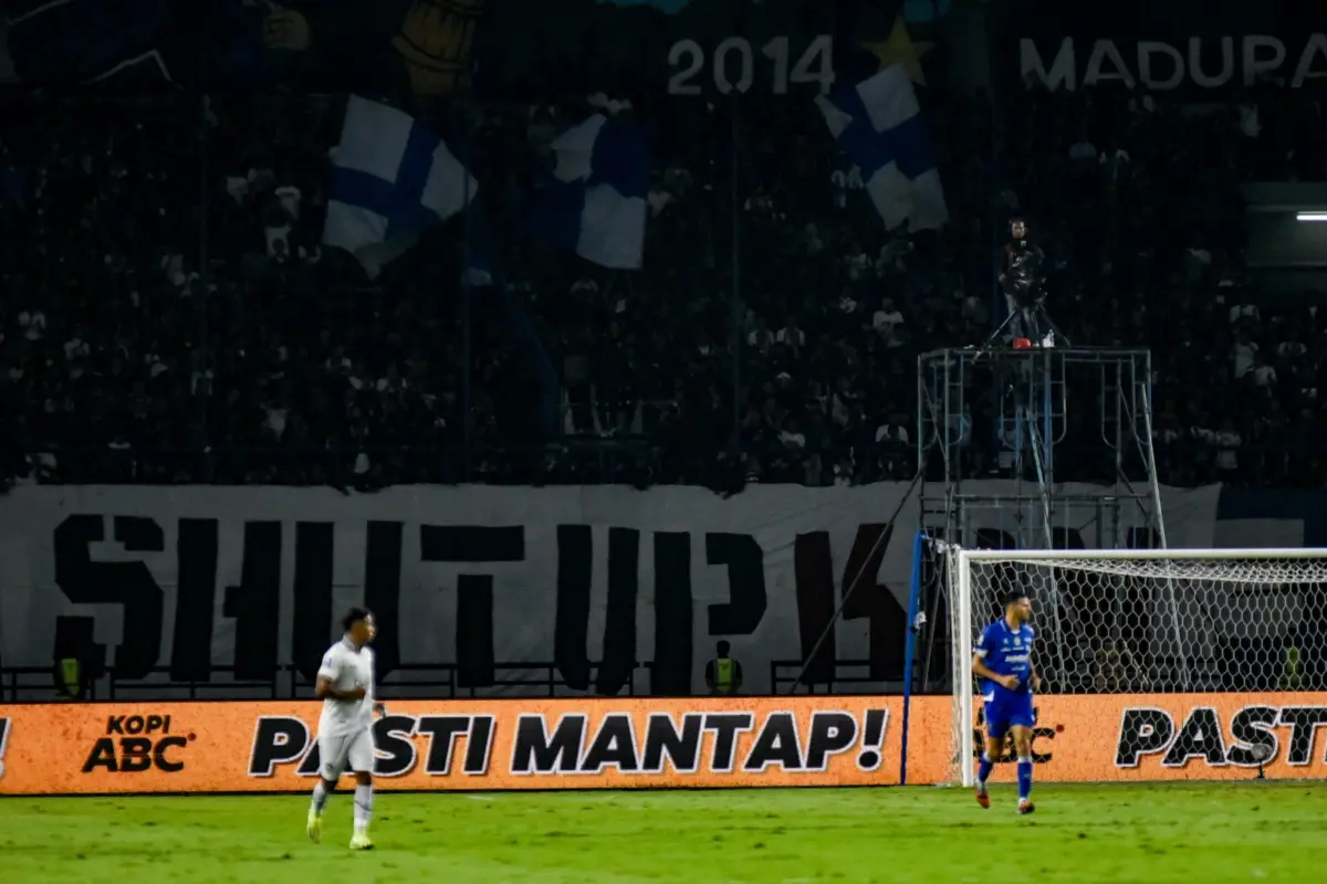 Banner “SHUT UP KDM” Terpampang di GBLA Saat Laga Persib Bandung vs Arema F, Ada Apa Ya? – jabarekspres.com