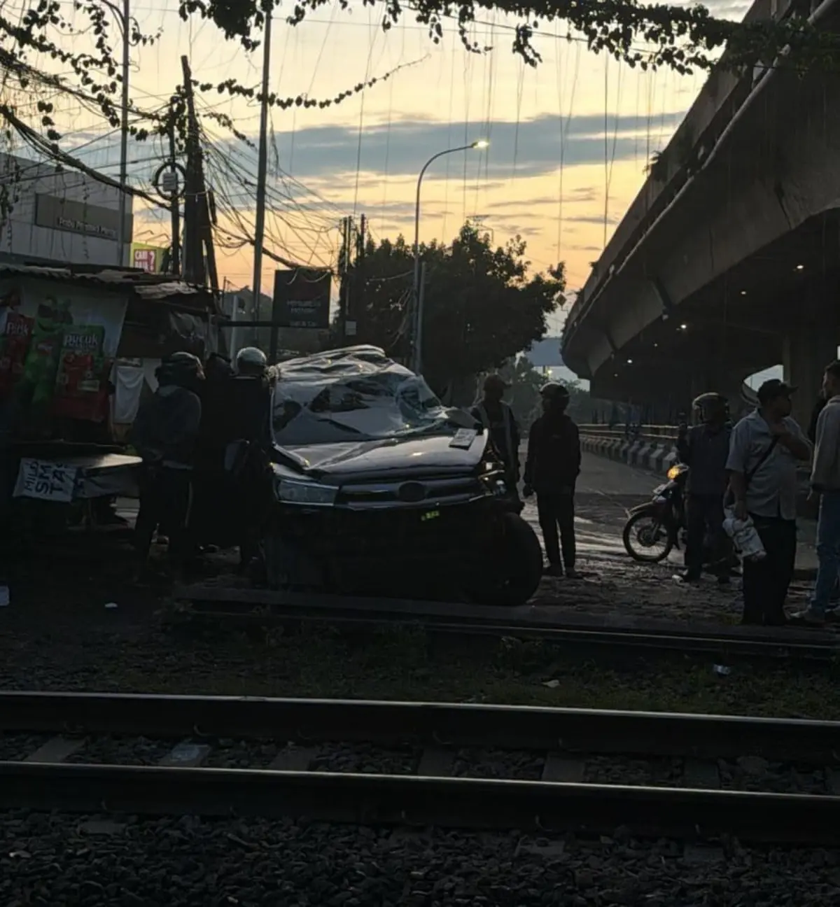 Mobil Innova Masuk Rel KRL di Jalan Sholeh Iskandar Bogor Diduga Usai Tabrak Trotoar, Sopir Tak Ada di TKP  – jabarekspres.com