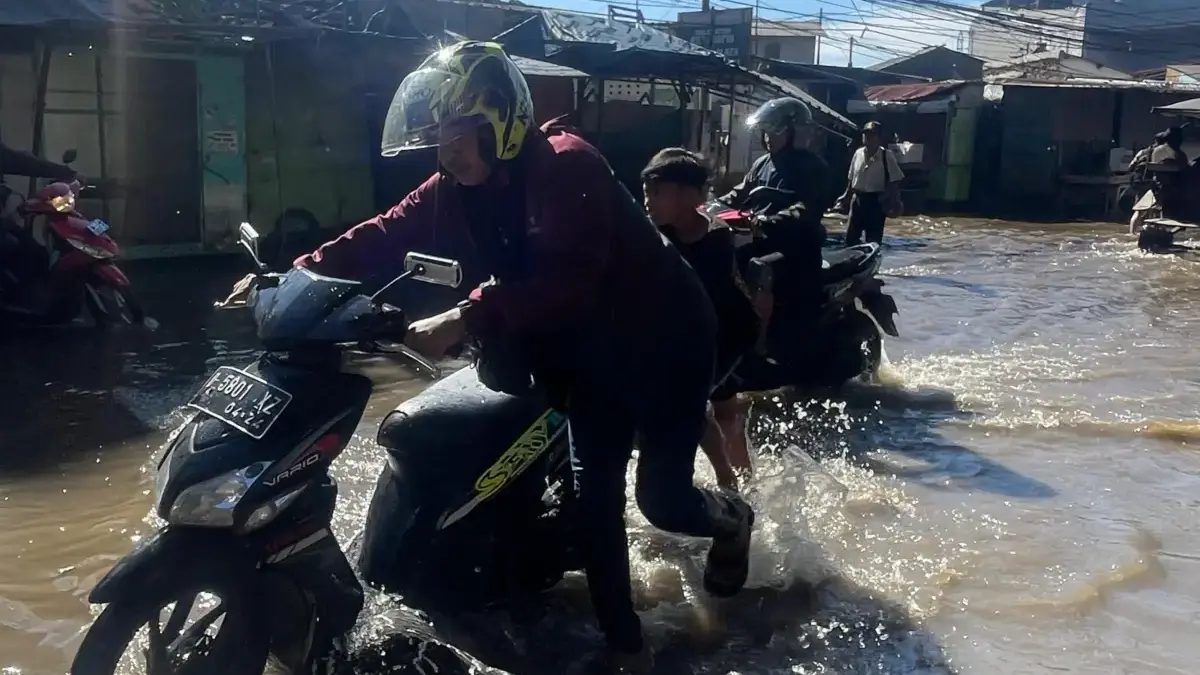 Banjir Dayeuhkolot Belum Surut, Warga Nekat Terobos Genangan Demi Beraktivitas Banjir masih menggenangi Jalan Raya Dayeuhkolot, tepatnya di depan Pasar Dayeuhkolot hingga sekitar Masjid Agu