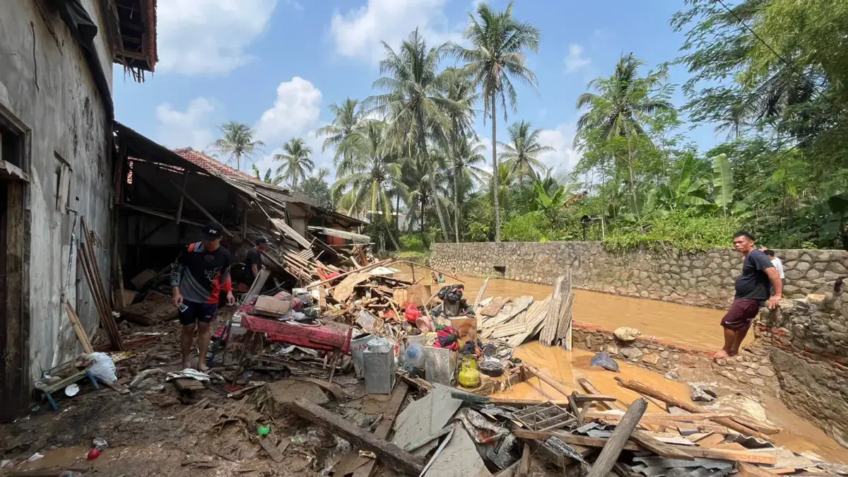 Banjir Bandang Terjang Cigudeg Bogor, 10 Kontrakan Hanyut Usai Tanggul Jebol 10 Kontrakan Terbawa Hanyut, Banjir Bandang Cigudeg Bogor Sisakan Puing dan Kepiluan. FOTO: Dzihar/Jabar Ekspr