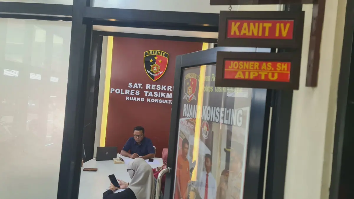 Orang tua dari anak ya g alami luka bakar didampingi KPAI Tasikmalaya saat melapor di Mapolres Tasikmalaya, Se