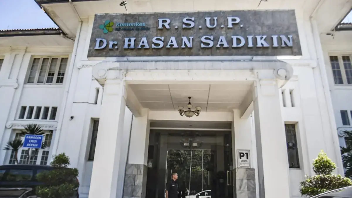 Petugas keamanan berjaga di depan pintu lobi Rumah Sakit Hasan Sadikin, Kota Bandung. Foto: Dimas Rachmatsyah