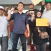 Ahli Waris, Roni Riswara (kemeja biru) bersama pihaknya usai meminta klarifikasi PN Sumedang terkait dugaan pe