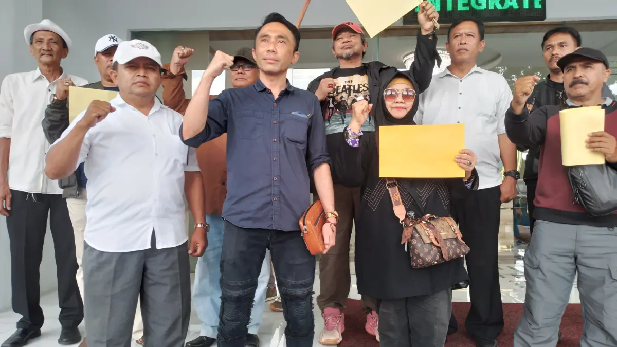 Ahli Waris, Roni Riswara (kemeja biru) bersama pihaknya usai meminta klarifikasi PN Sumedang terkait dugaan pe