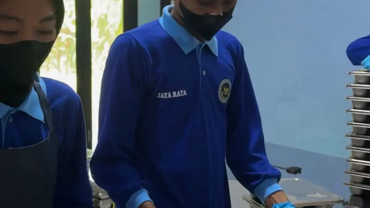 Dapur MBG Jayaraya 3 Berdayakan Relawan Disabilitas, Ade yang Kakinya Diamputasi Kini Bekerja Bagian Pemorsian Relawan disabilitas Ade Julian Mulyana (28), warga Dusun Mandalare, Desa Sinartanjung, Kecamatan Pataruman Kot