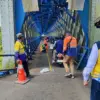 Petugas tengah memasang marka jalan di tengah jembatan sebagai pembatas dua arah belum lama ini. (Istimewa/dok