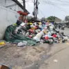 Tumpukan sampah yang meluber hingga ke ruas jalan di Gang Cikendal 2, Kelurahan Melong, Kecamatan Cimahi Selat