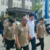 Dok. Tersangka tipu gelap, Rio Delgado Hasan saat digiring tim penyidik Polda Jabar. Foto. Sandi Nugraha.