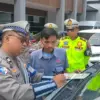 Dok. Seorang pengemudi travel dari PT Bhineka Sangkuriang Transport berinisial AK saat diberikan tindakan tila