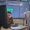 Seorang calon peserta didik melihat daftar antrean Seleksi Penerimaan Murid Baru (SPMB) Maung 2026 di SMAN 1 C