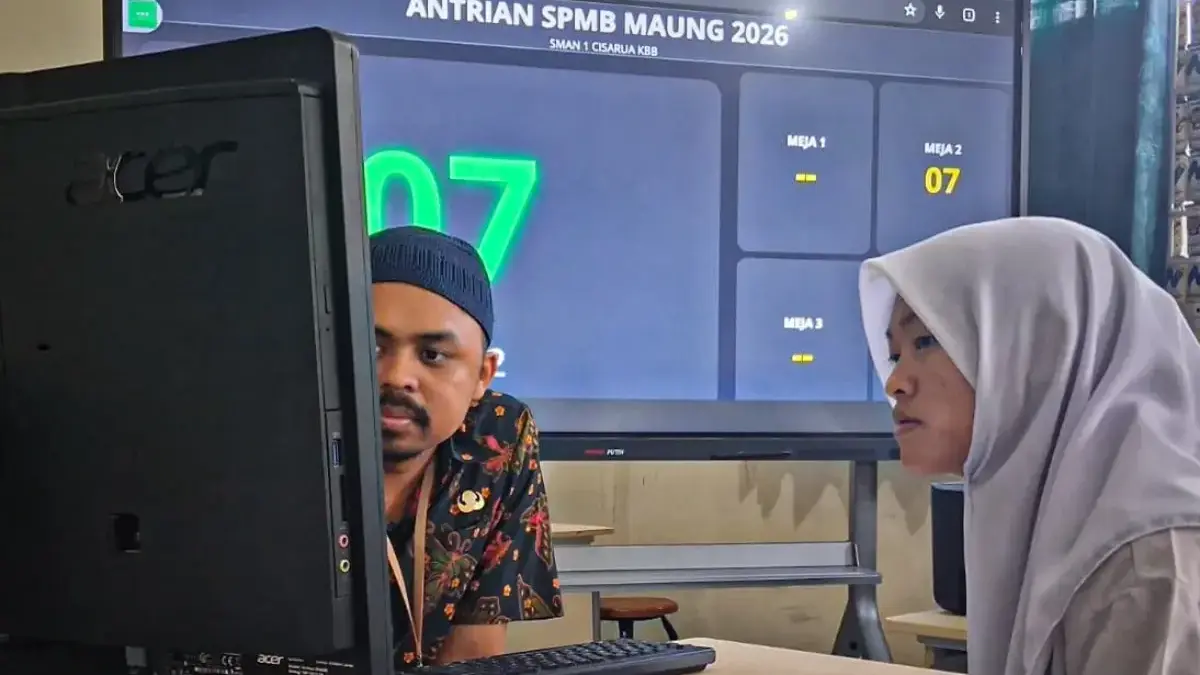 Seorang calon peserta didik melihat daftar antrean Seleksi Penerimaan Murid Baru (SPMB) Maung 2026 di SMAN 1 C