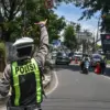 Anggota kepolisian mengamankan para pemudik saat idul adha. Foto: Dimas Rachmatsyah / Jabar Ekspres