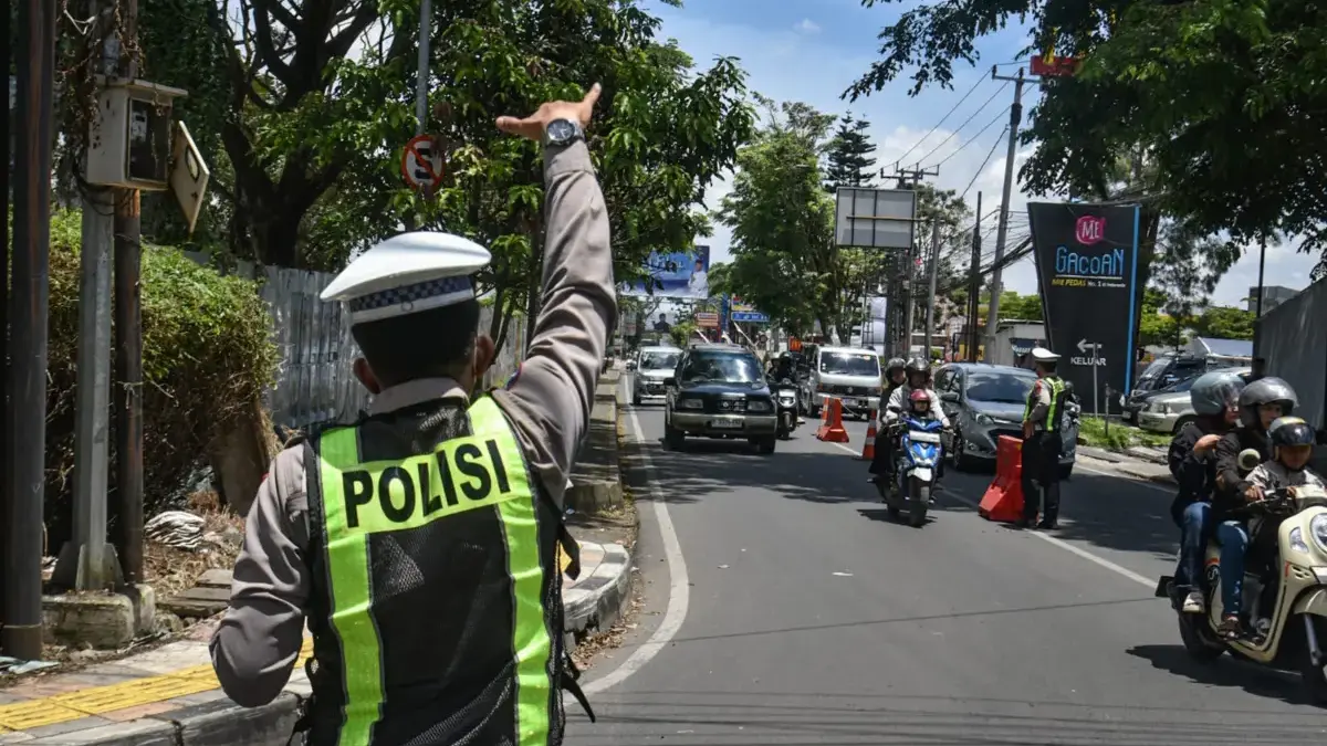 Amankan Iduladha 2026, Polrestabes Bandung Kerahkan 998 Personel Anggota kepolisian mengamankan para pemudik saat idul adha. Foto: Dimas Rachmatsyah / Jabar Ekspres