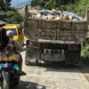Truk tambang melintas di permukiman warga Desa Citatah, Kecamatan Cipatat, Kabupaten Bandung Barat. Senin (18/