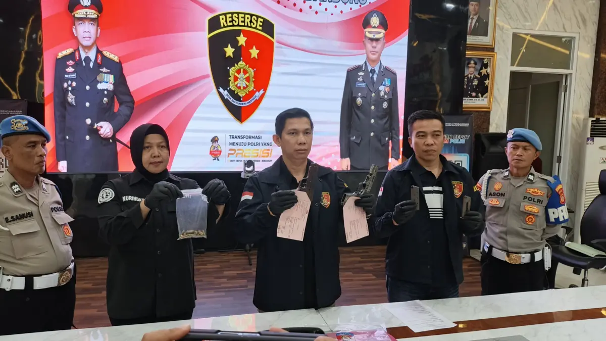 Dok. Satreskrim Polrestabes Bandung ungkap kasus kepemilikan senjata api rakitan serta belasan butir peluru ta