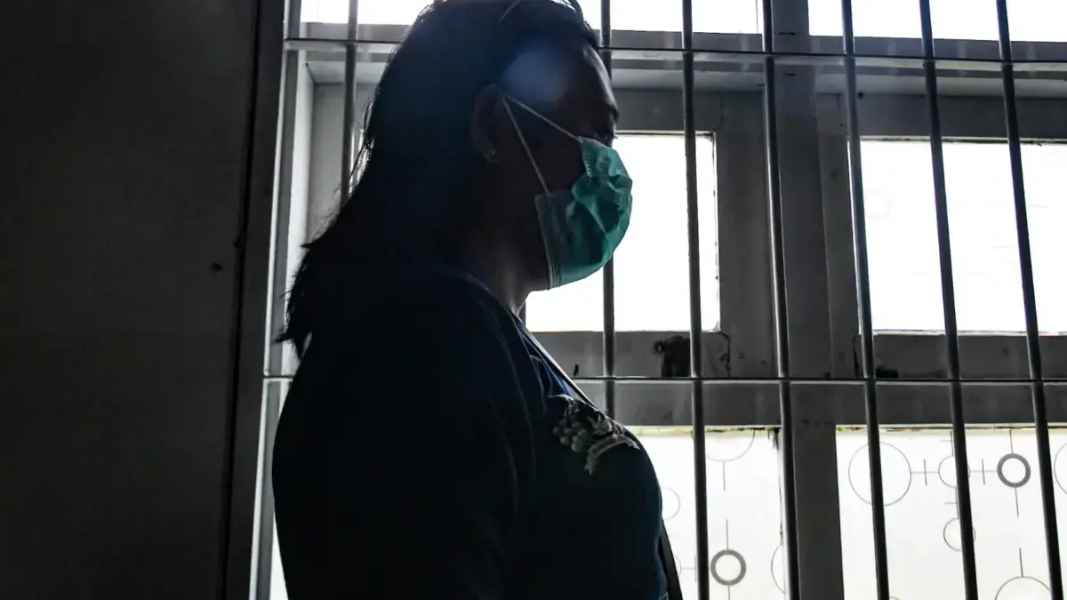 Warga binaan Dewi Yanti (44) saat diwawancarai Jabar Ekspres di Lapas Perempuan Kelas IIA Bandung, Sabtu (9/5)