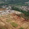 Hamparan lahan kosong terlihat dari udara di kawasan Perumahan Emeralda Resort, Desa Jayamekar, Kecamatan Pada