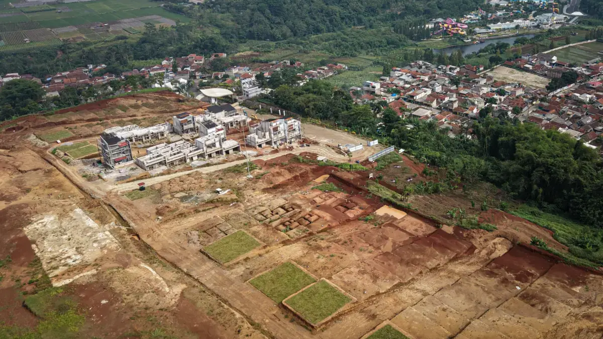 Puluhan Konsumen Perumahan Emeralda Resort Diduga Jadi Korban Penipuan, Rp20 Miliar Raib Hamparan lahan kosong terlihat dari udara di kawasan Perumahan Emeralda Resort, Desa Jayamekar, Kecamatan Pada