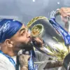 Persib Bandung Layvin Kurzawa mencium piala seusai menjuarai BRI Super League 2025-2026 di Stadion Gelora Band