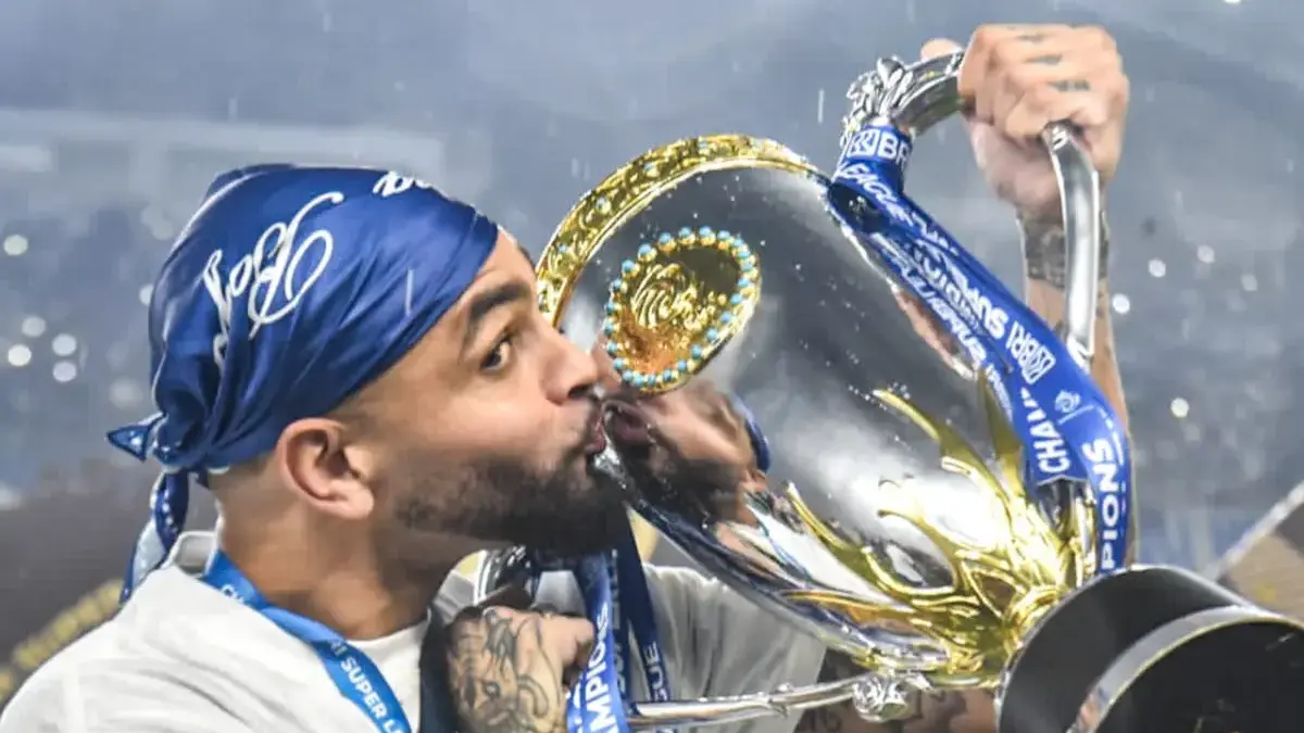 Persib Bandung Layvin Kurzawa mencium piala seusai menjuarai BRI Super League 2025-2026 di Stadion Gelora Band