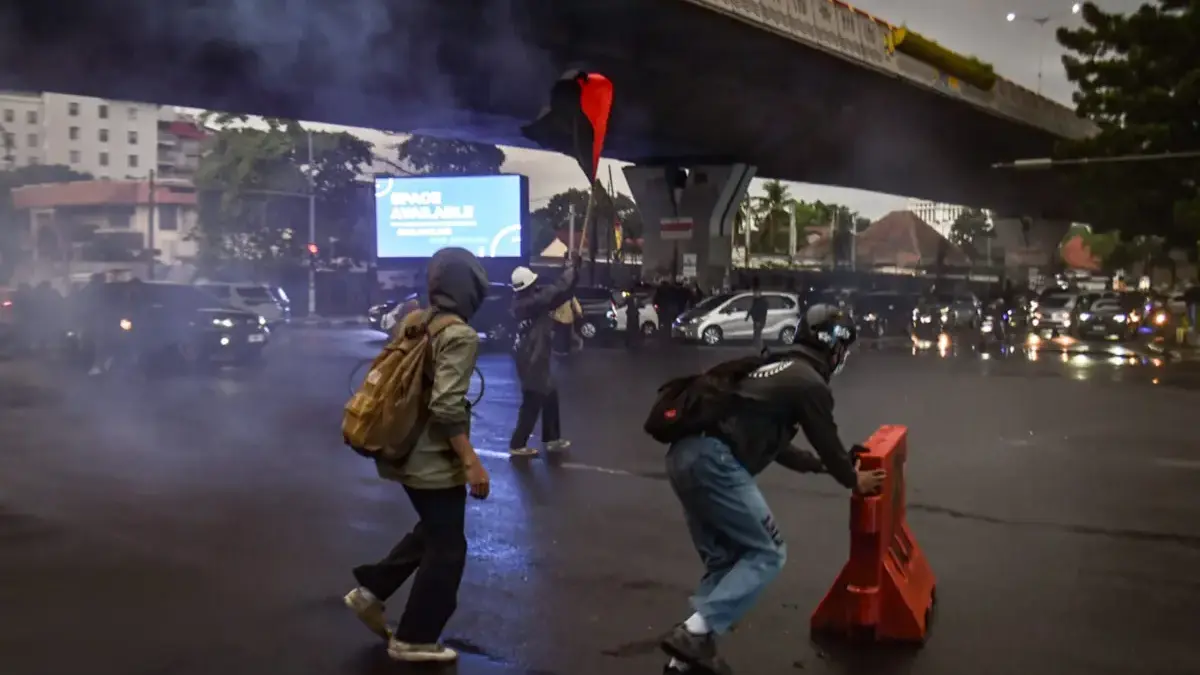 Polda Jabar Dalami Aksi Perusakan Fasilitas Publik saat May Day di Bandung Pengunjuk rasa mendorong pembatas jalan saat berlangsungnya unjuk rasa pada Hari Buruh di simpang Jalan Cikapa