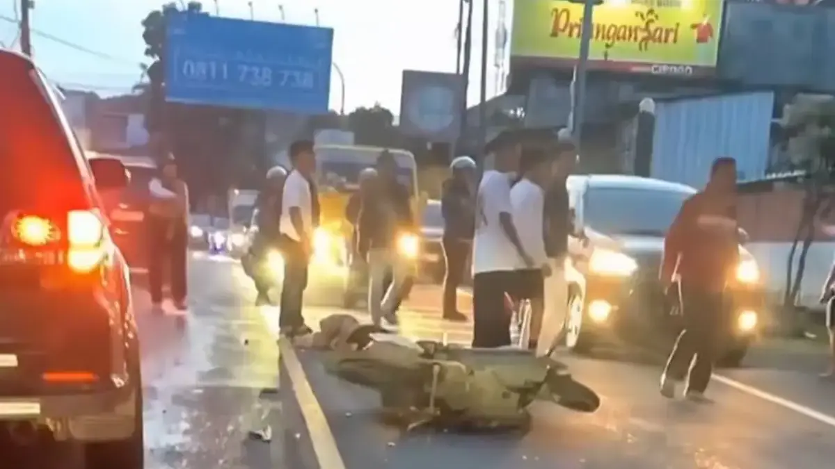 Kecelakaan adu banteng antara Honda Scoopy dan Mitsubishi Xpander terjadi di Jalan Raya Puncak, tepatnya di De