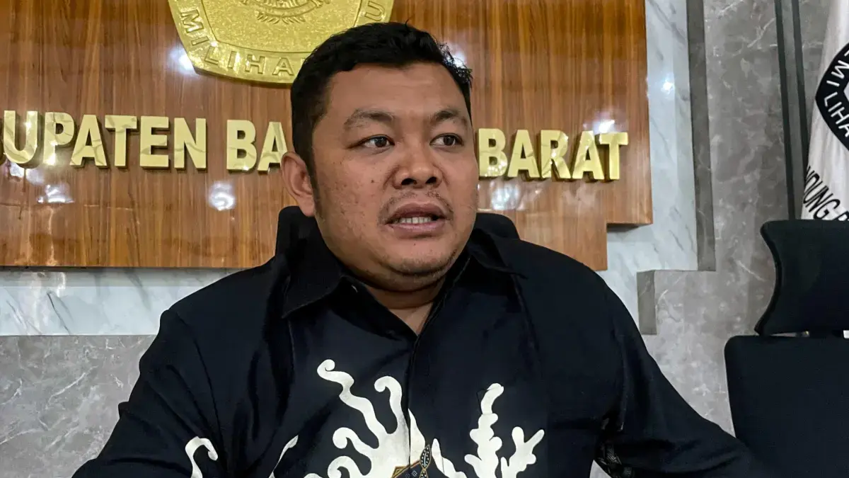 KPU Bandung Barat Minta Parpol Penuhi Pembaruan Data dan Kuota Perempuan Ketua KPU KBB, Ripqi Ahmad Sulaeman saat ditemui di kantor KPU Bandung Barat di Jalan Raya Padalarang-Purwakar