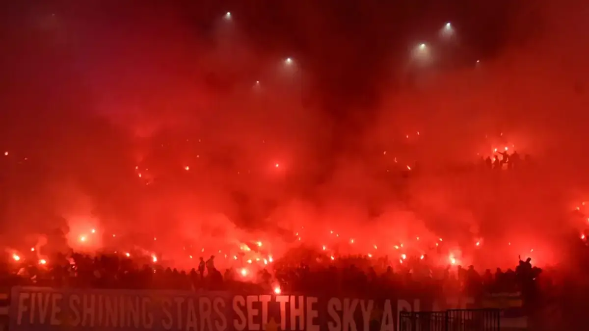 Bobotoh Persib Bandung menyalakan suar usai laga melawan Persijap Jepara pada pertandingan BRI Super League 20