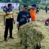 Tampak sejumlah orang dari berbagai unsur ikut terlibat bersih bersih SOR Kaliki, Minggu (24/5/2026). Foto Hen
