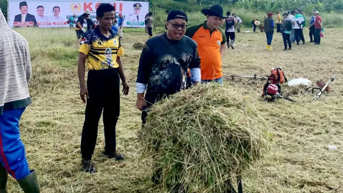 Tampak sejumlah orang dari berbagai unsur ikut terlibat bersih bersih SOR Kaliki, Minggu (24/5/2026). Foto Hen