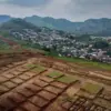 Pantauan udara menunjukkan kondisi lahan hasil cut and fill di kawasan Perumahan Emeralda Resort, Padalarang,