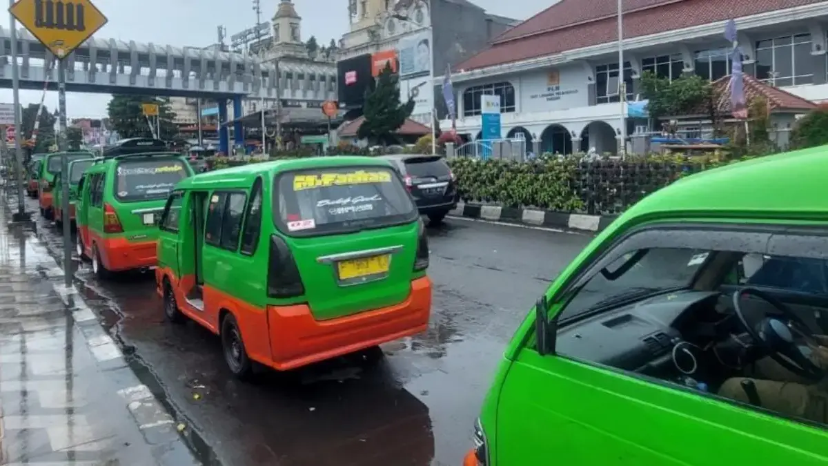 Pemkot Bogor Resmi Tetapkan Perwali Pembatasan Usia Angkot di Atas 20 Tahun, Kini Masuk Tahap Sosialisasi Ilustrasi angkutan kota (angkot) di ruas jalan Kota Bogor. Foto: Sekar Andini.