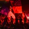 Sejumlah Bobotoh Persib Bandung menyalakan suar dan mengibarkan bendera saat melakukan konvoi di Jembatan Laya