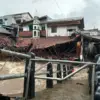 Jembatan penghubung antarpermukiman di Kelurahan Pasir Jaya, Kecamatan Bogor Barat, Kota Bogor, ambruk pada Se