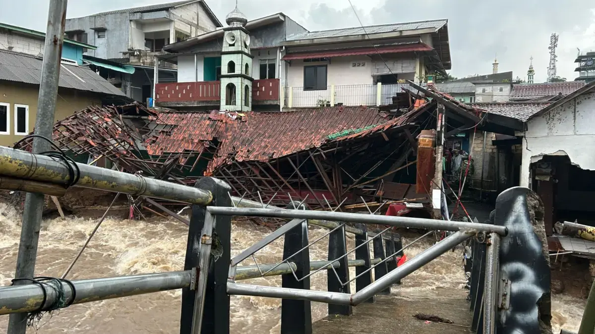 Jembatan penghubung antarpermukiman di Kelurahan Pasir Jaya, Kecamatan Bogor Barat, Kota Bogor, ambruk pada Se