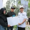 Bupati Bandung Kang Dadang Supriatna (KDS) saat menyerahkan rumah layak huni kepada pasangan Ato dan Desi.