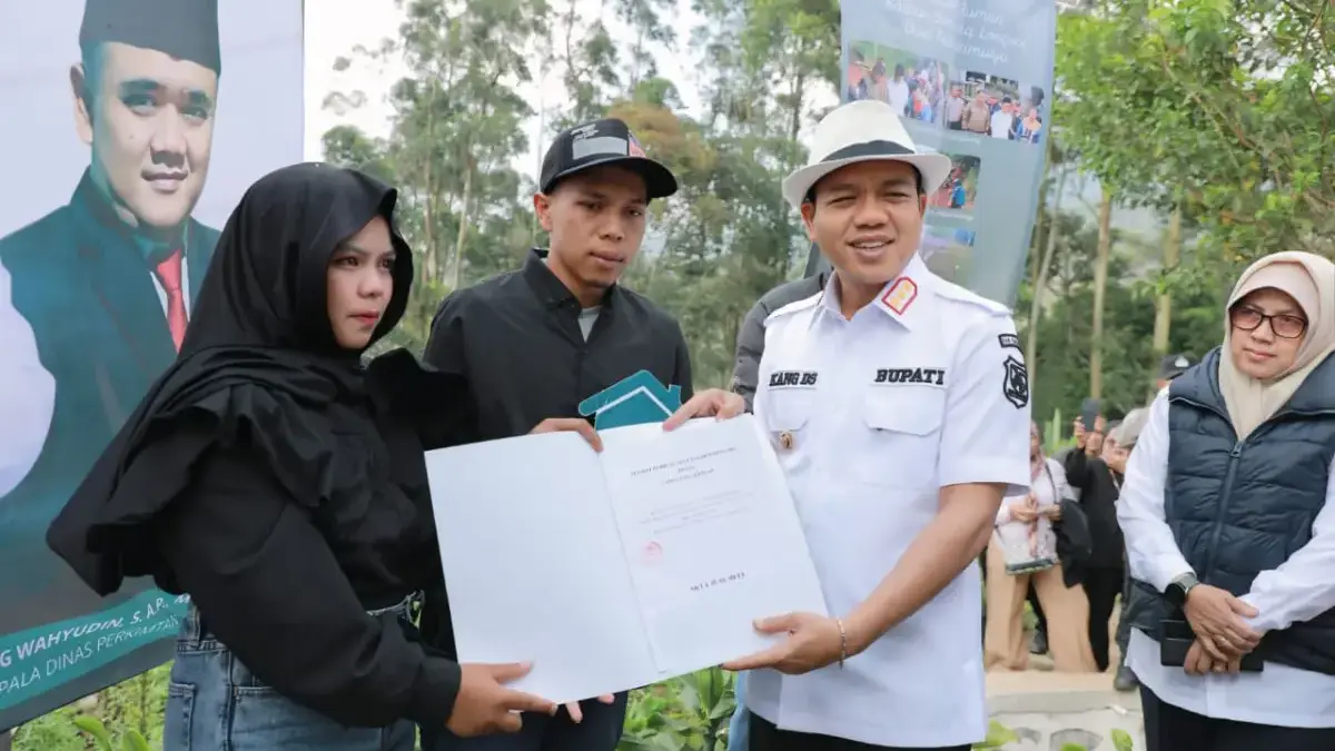 Haru Bercampur Bahagia! Ato dan Desi Dapat Hadiah Rumah dari Bupati KDS Bupati Bandung Kang Dadang Supriatna (KDS) saat menyerahkan rumah layak huni kepada pasangan Ato dan Desi.