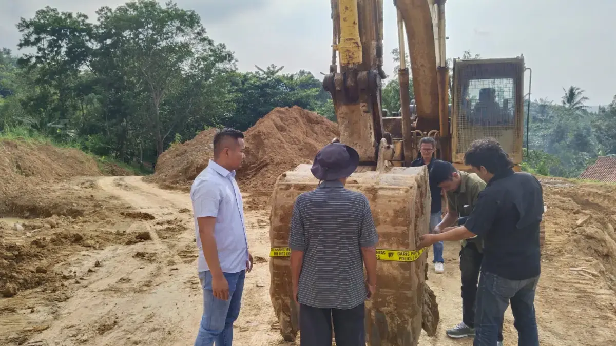 Satreskrim Polres Banjar menghentikan aktifitas galian di Gunung Gembok dan memasang garis polisi ke alat bera