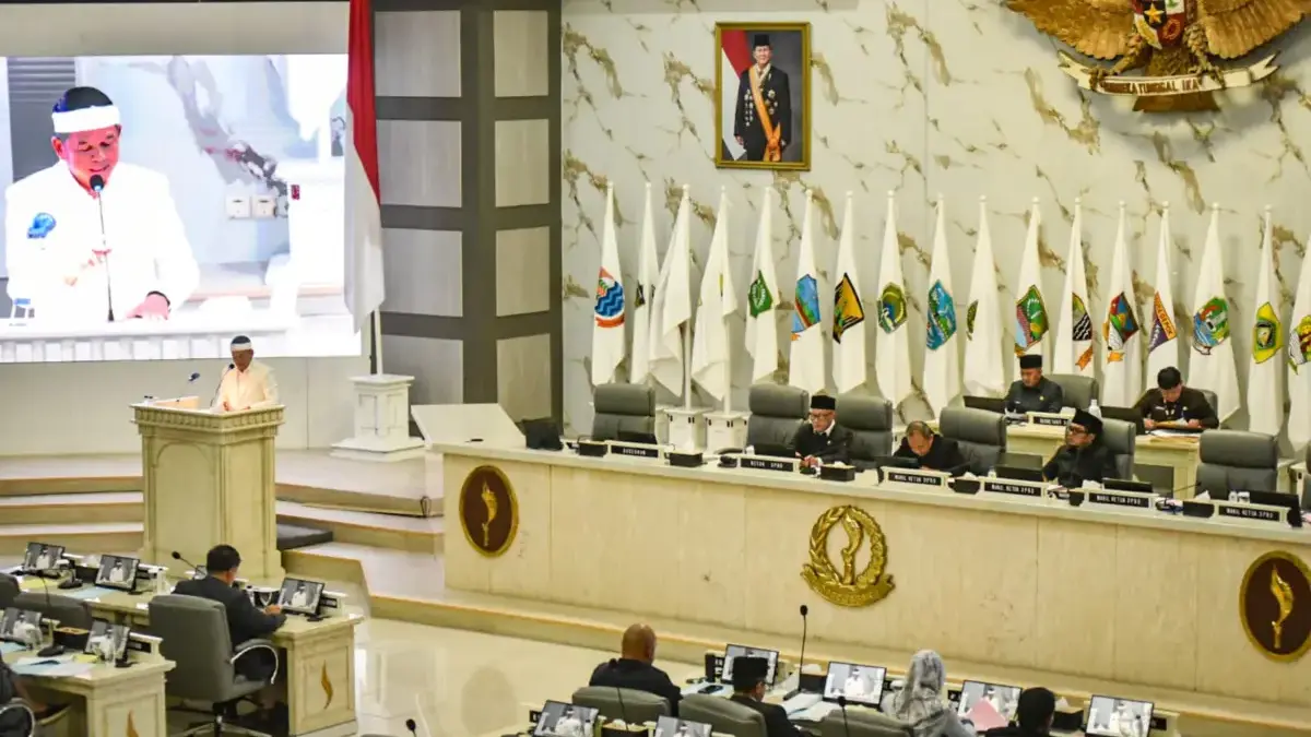 Gubernur Jawa Barat Dedi Mulyadi berpidato saat rapat Paripurna DPRD Jawa Barat di Gedung DPRD Jawa Barat, Kot
