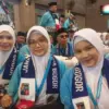 Jamaah haji termuda asal Kota Bogor, Najla Fadhila Imanila Latukonsina, 22 tahun (paling kanan) beserta ibu da