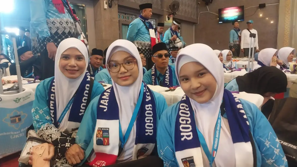 Jamaah haji termuda asal Kota Bogor, Najla Fadhila Imanila Latukonsina, 22 tahun (paling kanan) beserta ibu da