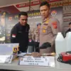 Kapolres Cimahi AKBP Niko N Adi Putra saat Menunjukkan Barang Bukti Tembakau Sintetis (Sinte) yang Berhasil Di