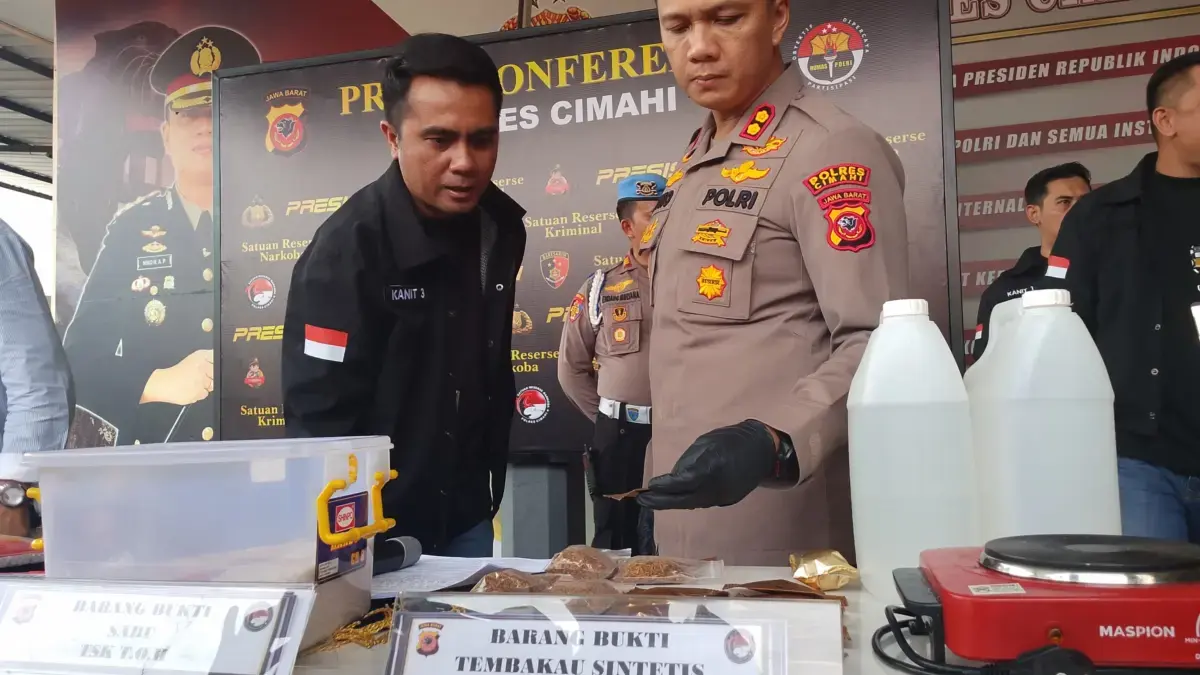 Kapolres Cimahi AKBP Niko N Adi Putra saat Menunjukkan Barang Bukti Tembakau Sintetis (Sinte) yang Berhasil Di
