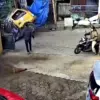 Jalan Cor Beton Ambles di Parongpong, Truk Sampah DLH Bandung Barat Nyaris Terguling