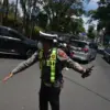 Anggota kepolisian mengatur lalu lintas saat libur panjang idul adha di Bandung. Foto: Dimas Rachmatsyah / Jab