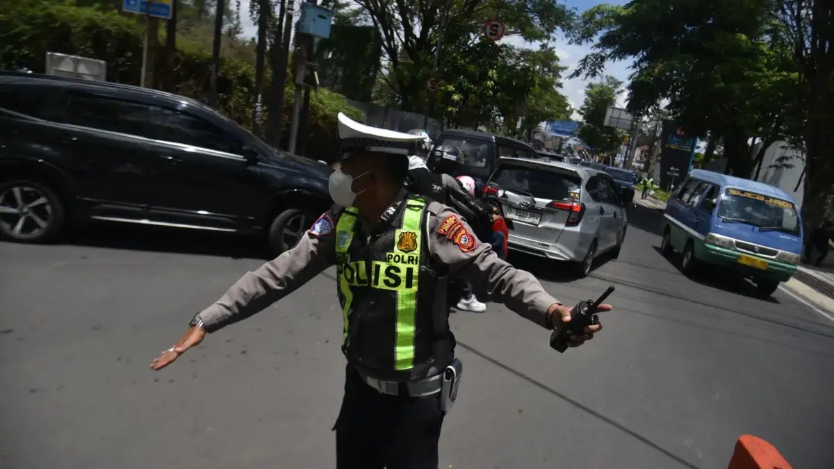 Anggota kepolisian mengatur lalu lintas saat libur panjang idul adha di Bandung. Foto: Dimas Rachmatsyah / Jab