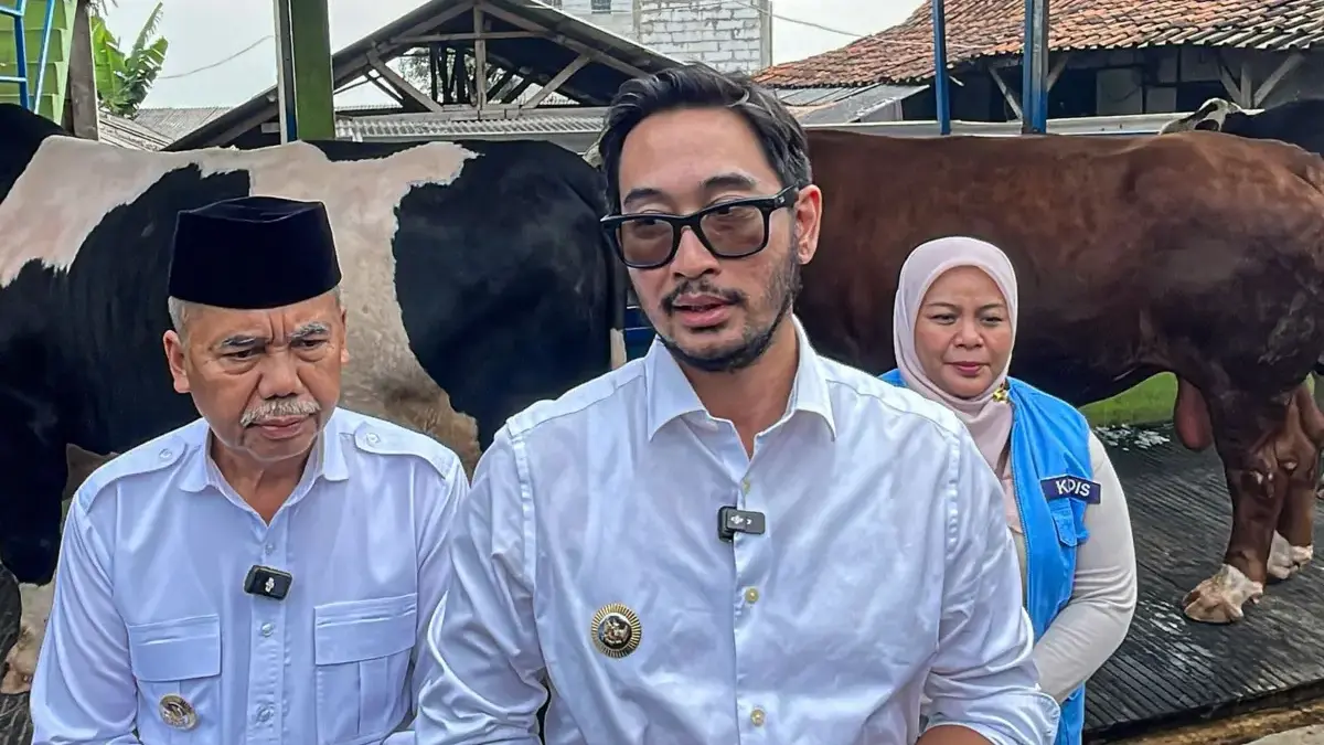 Jeje Ritchie Ismail Sidak Lapak Hewan Kurban, Ribuan Sapi dan Domba di Bandung Barat Dipastikan Sehat Bupati Bandung Barat, Jeje Ritchie Ismail didampingi wakil bupati, Asep Ismail dan Kadis Perikanan Peternakan,