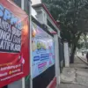 Warga berjalan melintas spanduk informasi sistem penerimaan murid baru (SPMB) tanpa pungutan liar ataupun grat