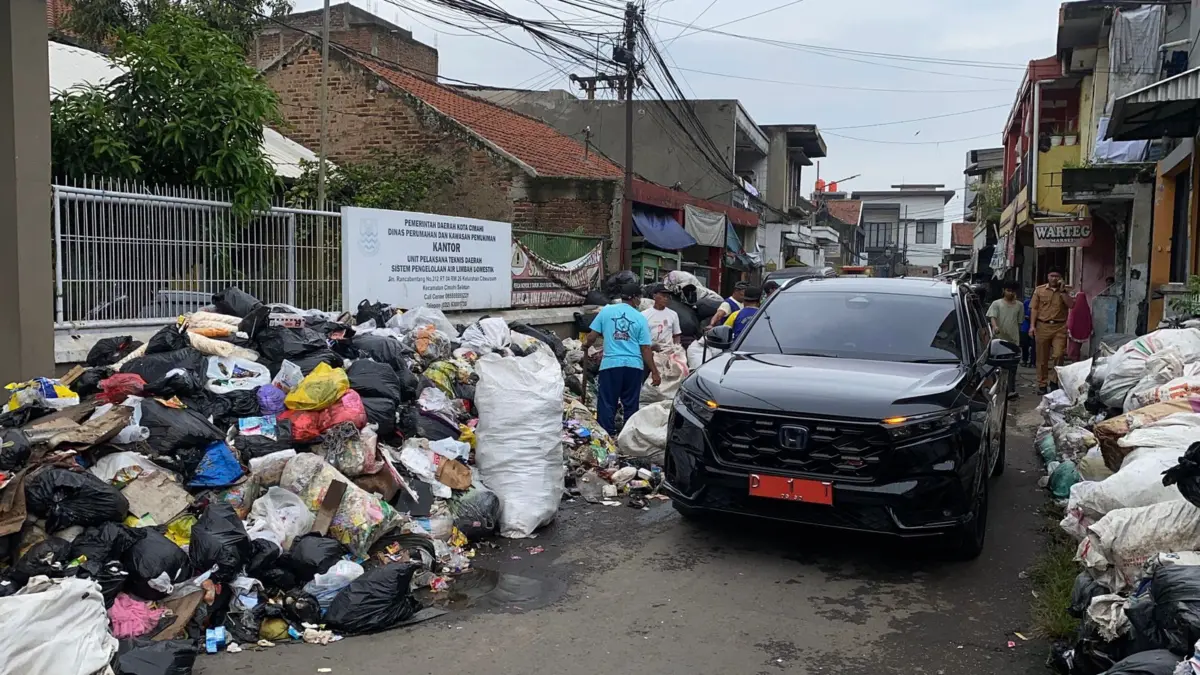 Sampah Menumpuk Parah di Rancabentang Cimahi Selatan Timbulkan Bau Busuk sangat Menyengat Sampah Menggunung di Kawasan Rancabentang z Cimahi Selatan (Mong/Jabeks)